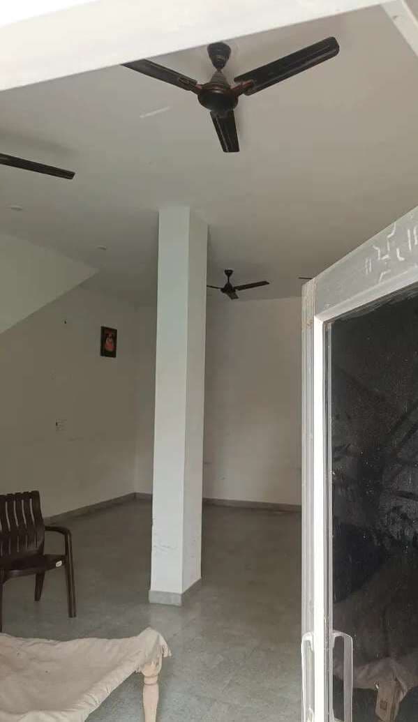 Shop/Showroom for rent