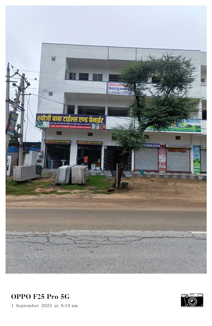 Shop/Showroom for rent