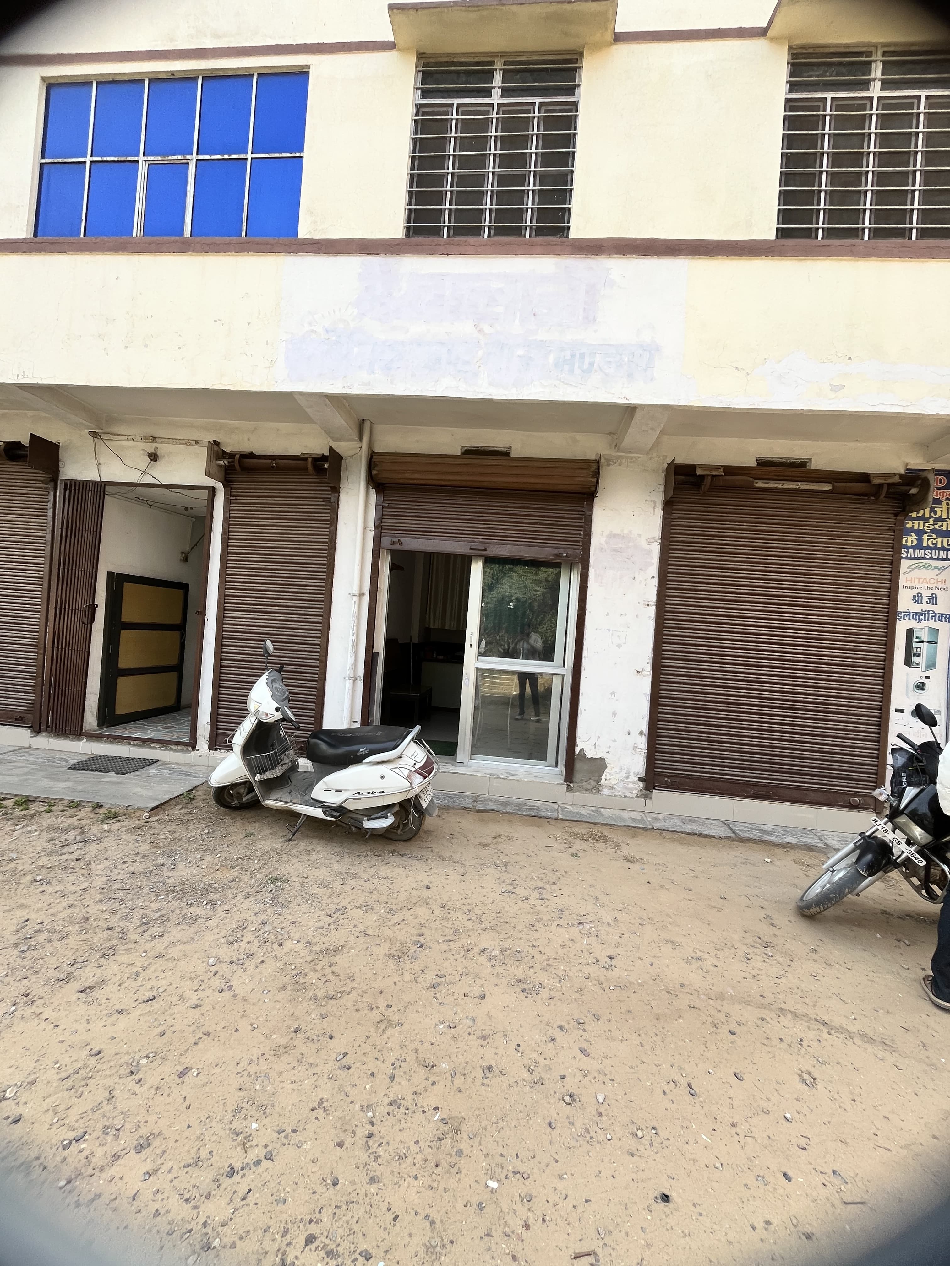 Shop/Showroom for rent