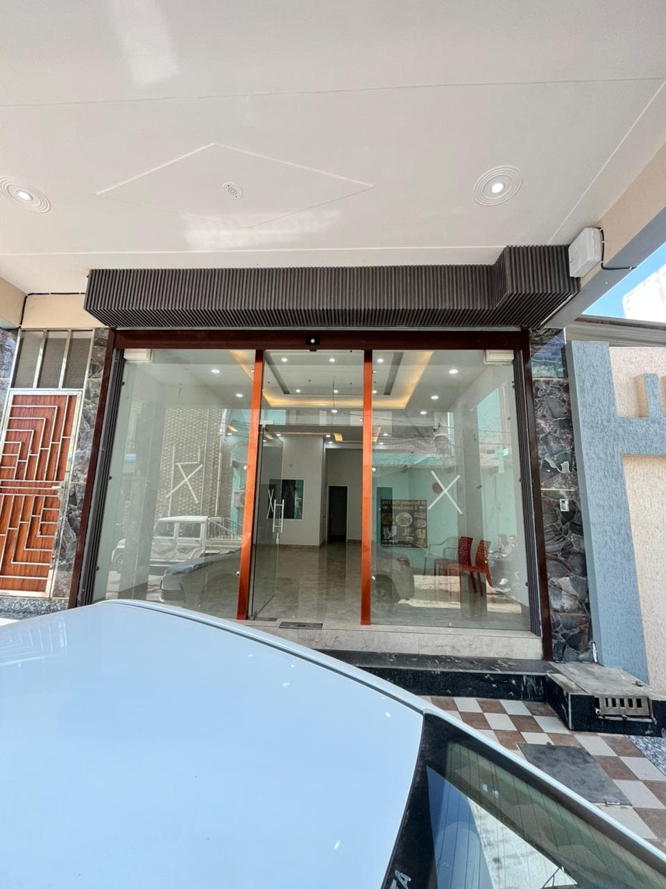 Shop/Showroom for rent