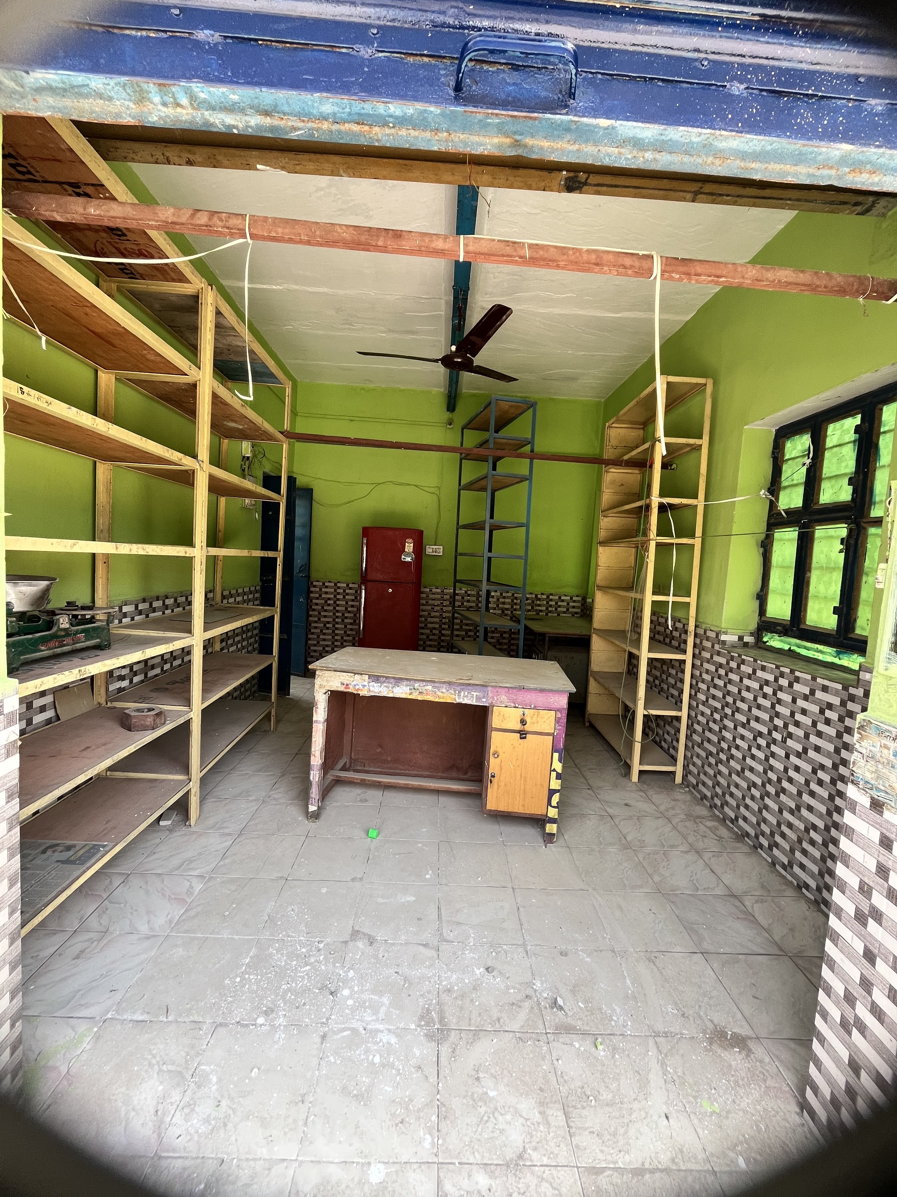 Shop/Showroom for rent