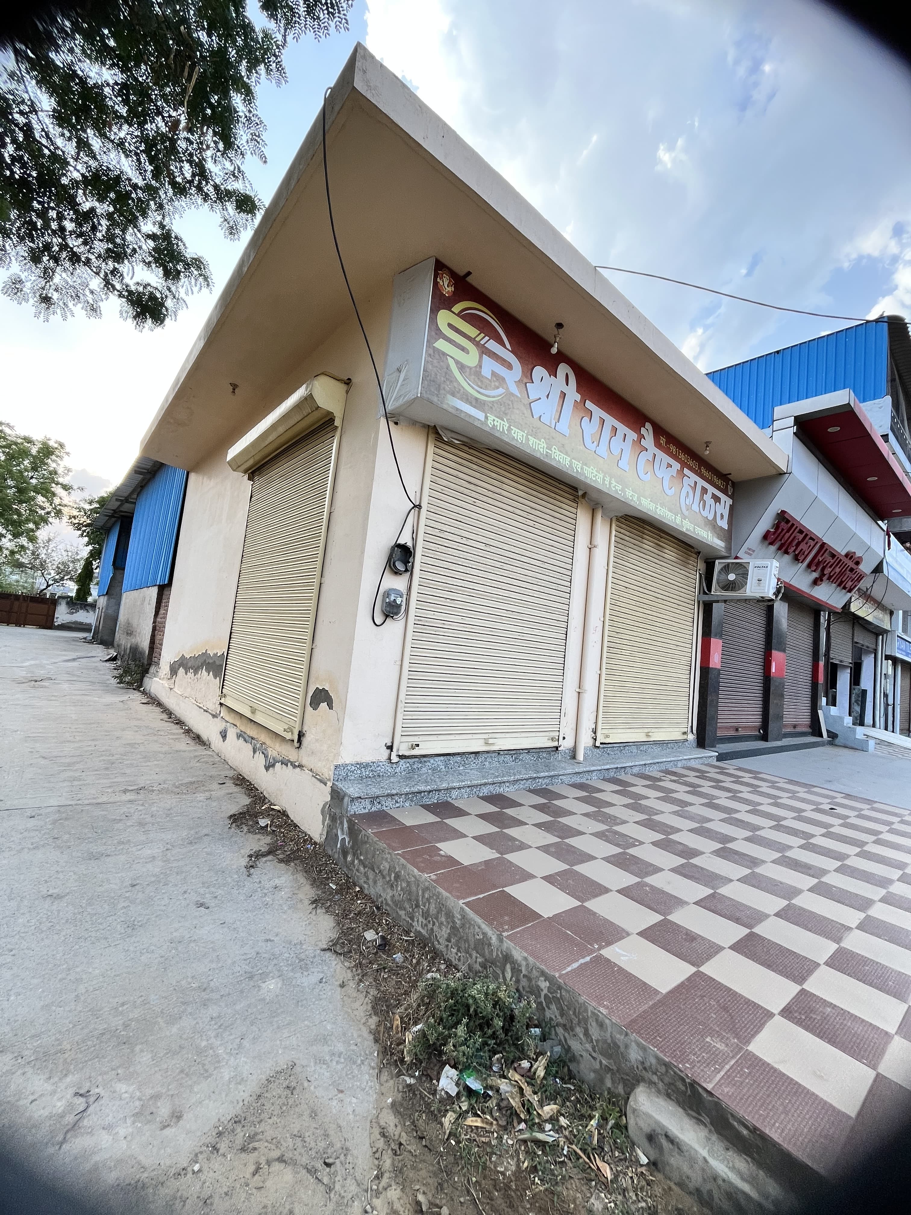 Shop/Showroom for sale