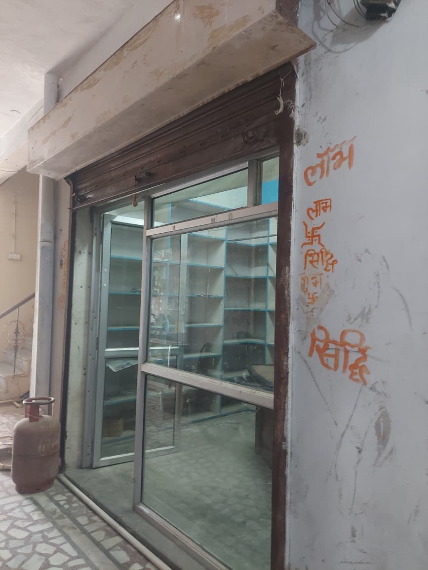 Shop/Showroom for rent