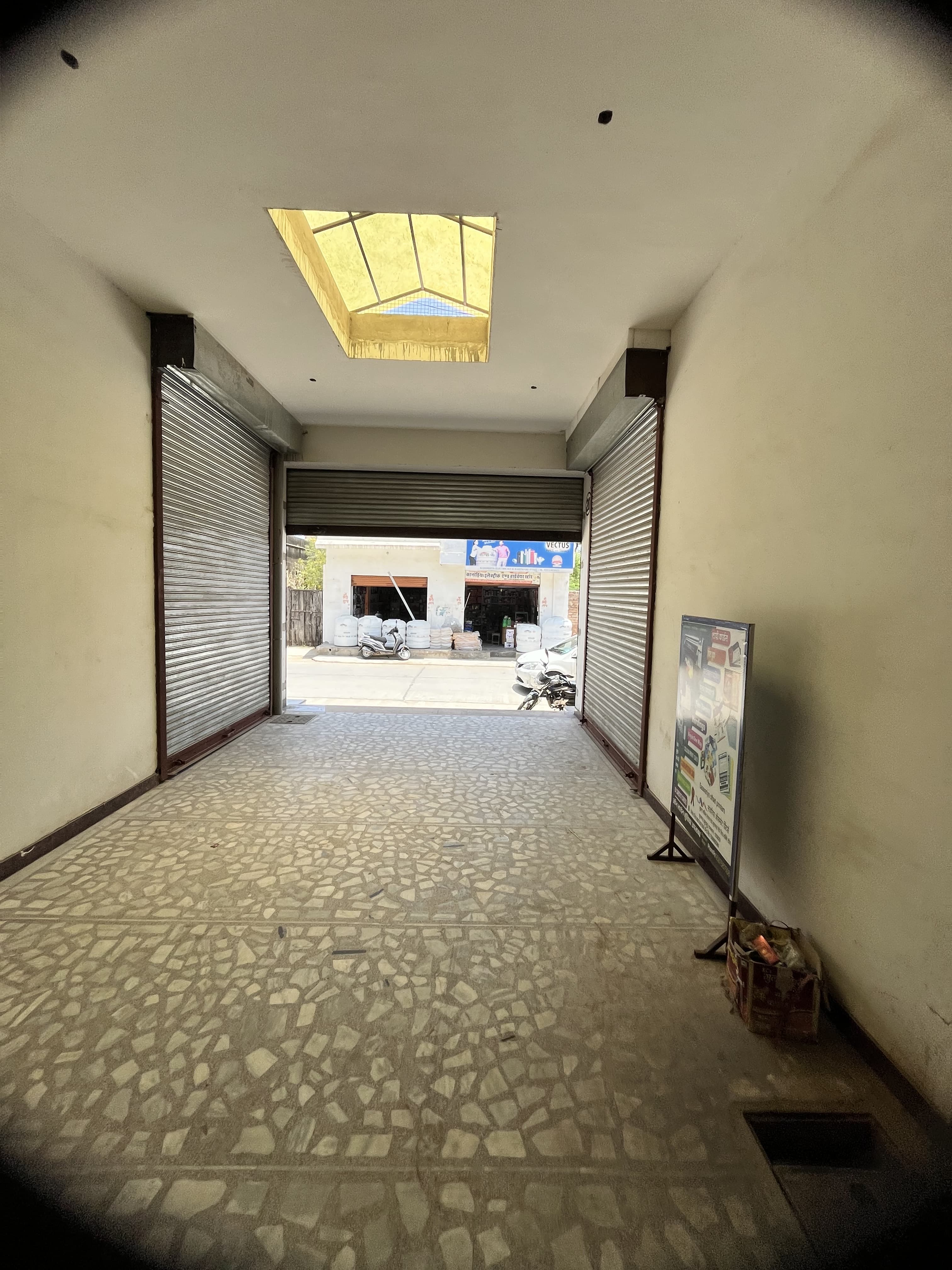 Shop/Showroom for sale