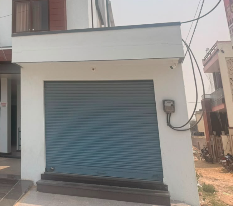 Shop/Showroom for rent