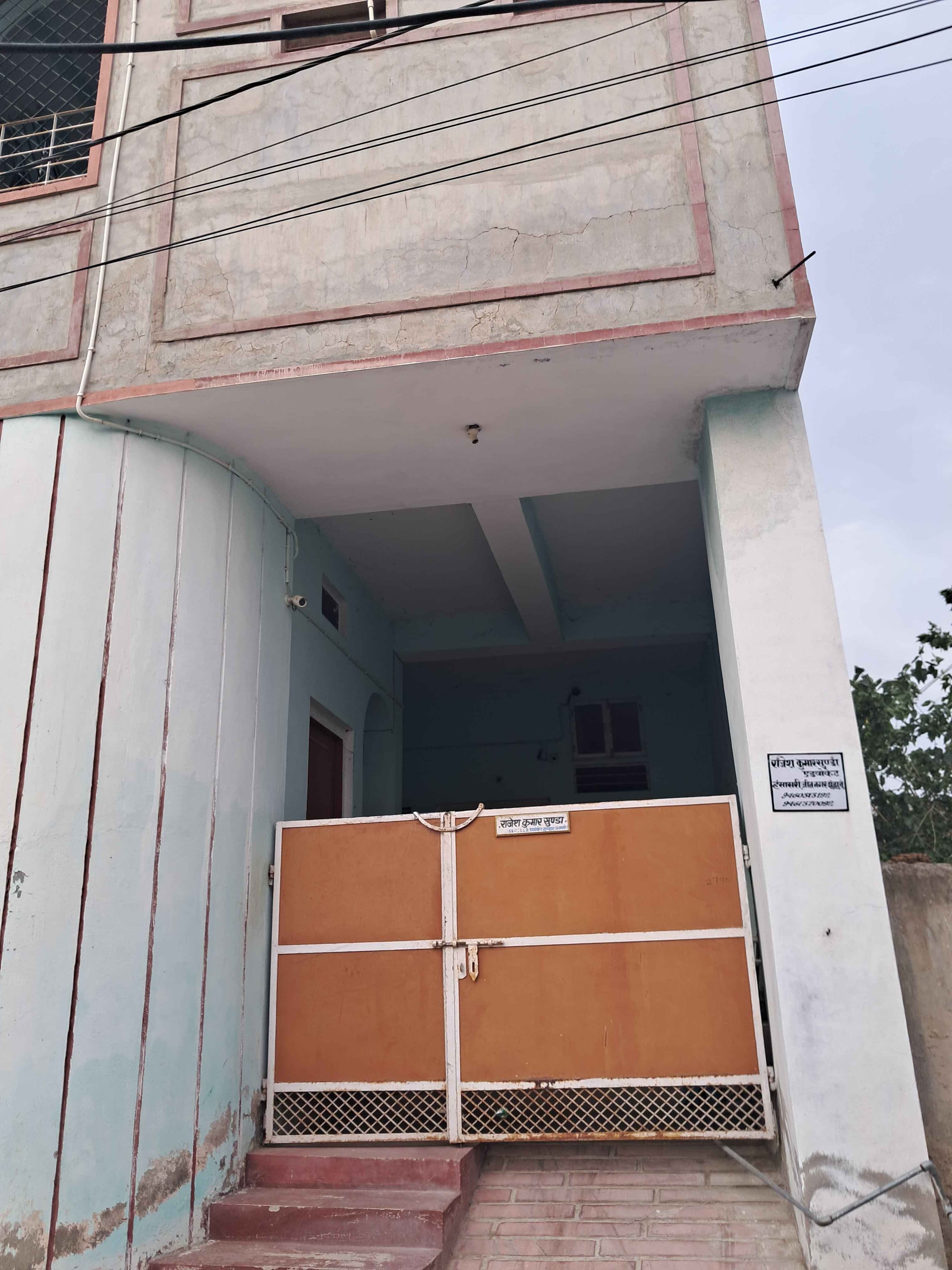 Single Room/Studio Apartment for rent to Boys