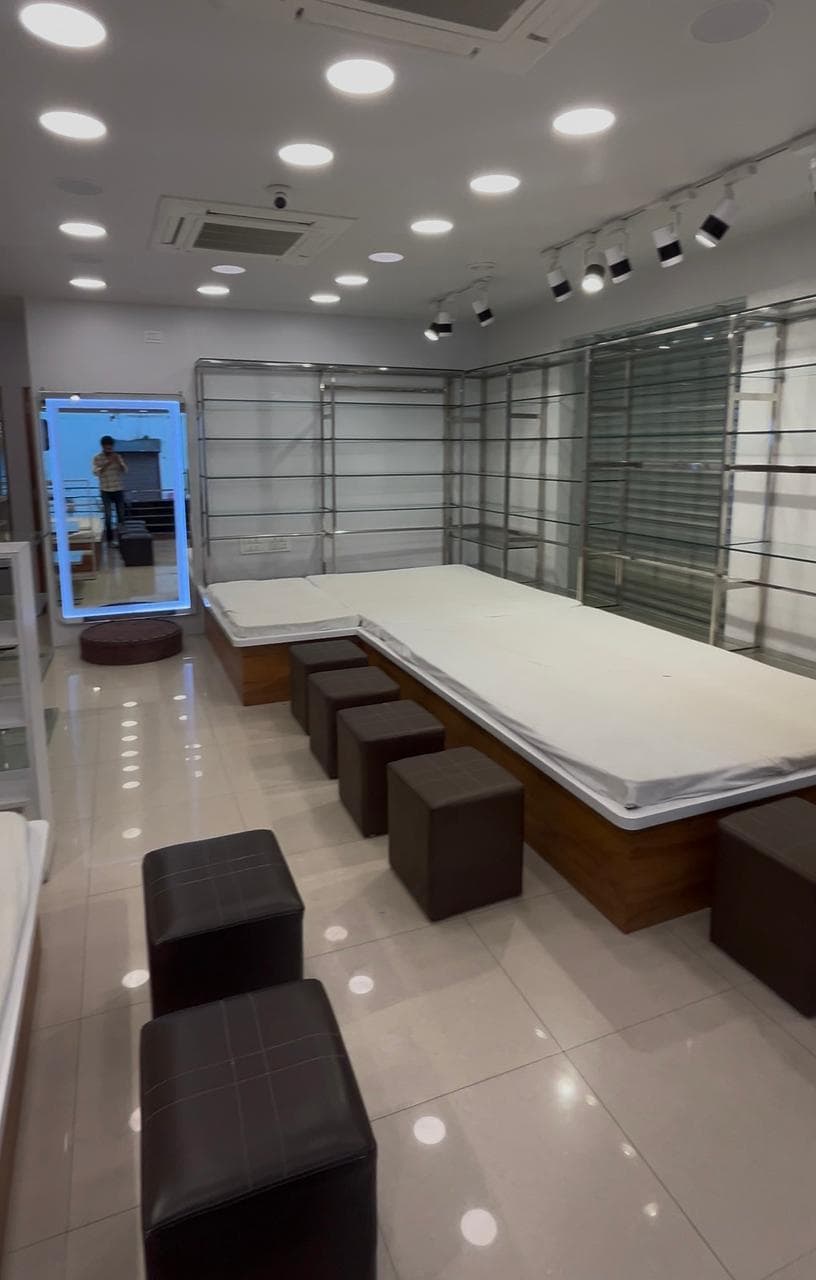 Shop/Showroom for rent